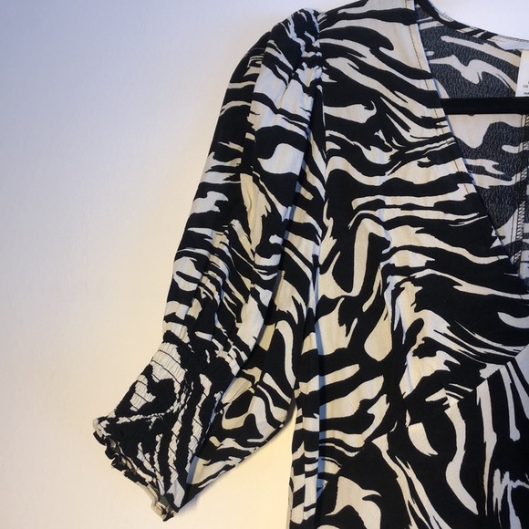 H&M Womens Size M Maxi Dress Side Slit Cinched Black White Animal Print - Picture 3 of 9